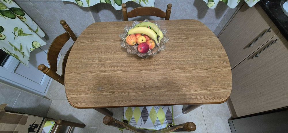 Conjunto mesa e caldeiras de cozinha