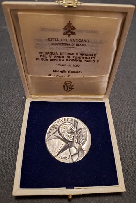 Papieski srebrny medal z 1982 roku.