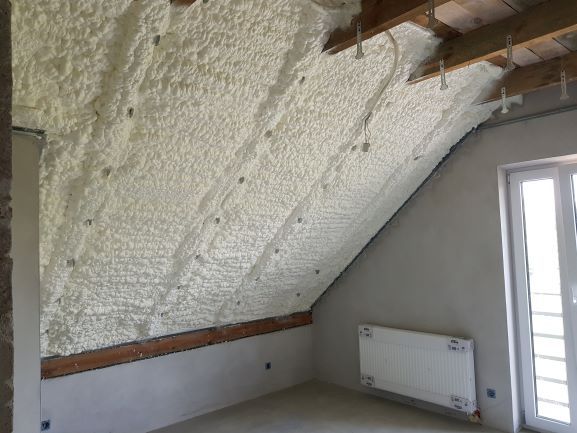 Ocieplenie poddasza, izolacja pianką, docieplenie piana, natrysk PUR