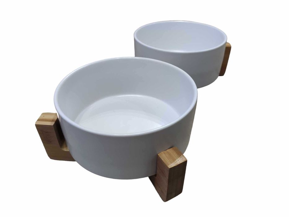 Zestaw misek białych ceramicznych na bambusowej podstawce