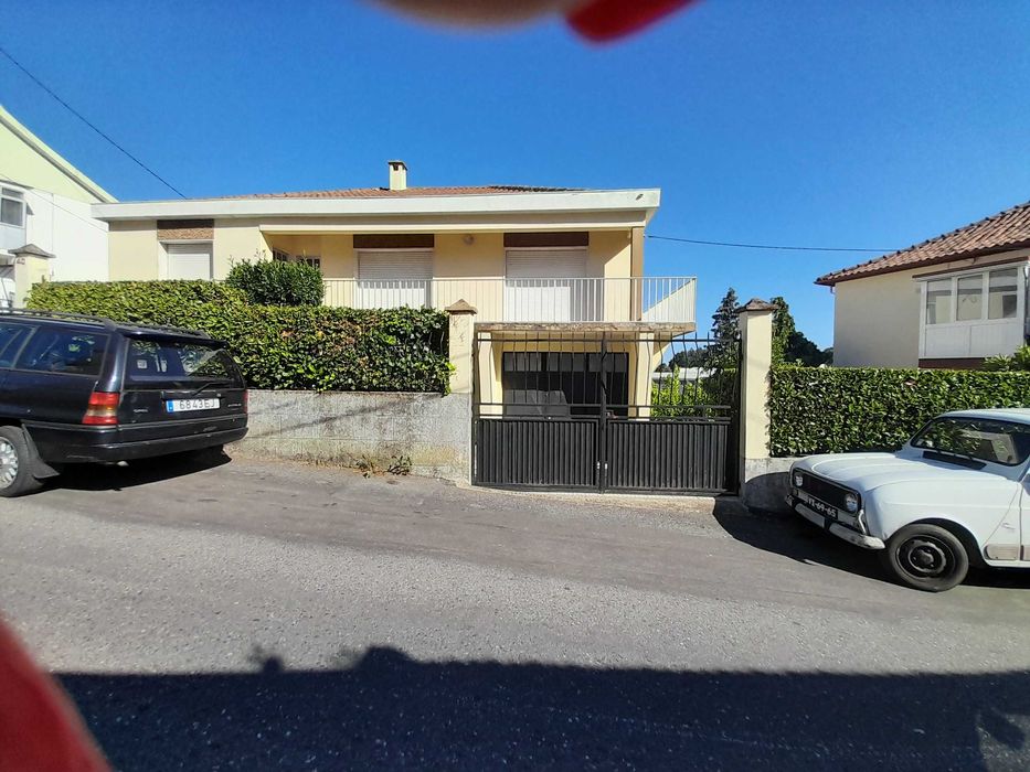 Moradia individual T6 na Covilhã com garagem para 3 carros e quintal