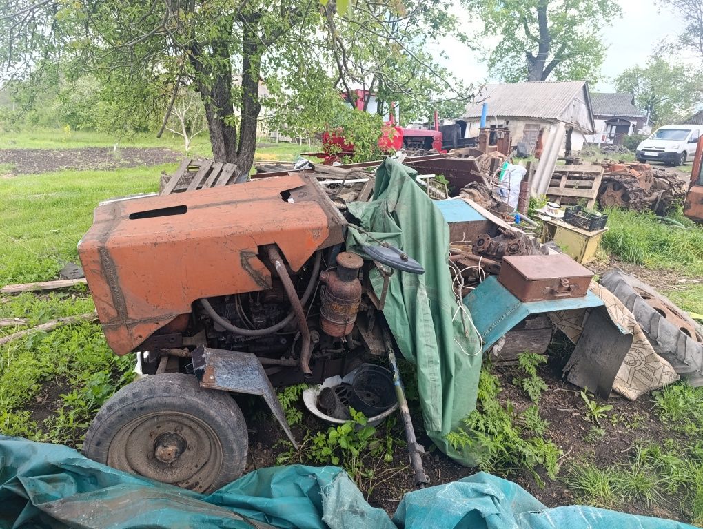 Продам міне трактор б у потребує задній міст а так в робочому стані