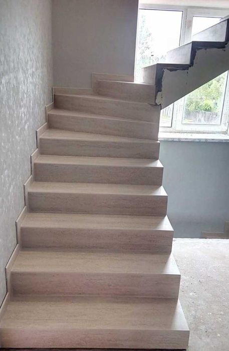 Schody z TRAWERTYNU, stopnice schodowe płytki gresowe na schody 120x30
