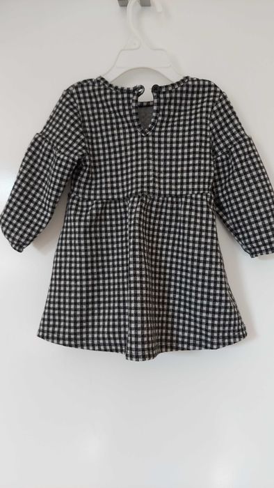 Sukienka w kratkę z długim rękawem