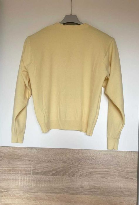 Żółty sweter zapinany na guziki z dekoltem w serek |M/38|