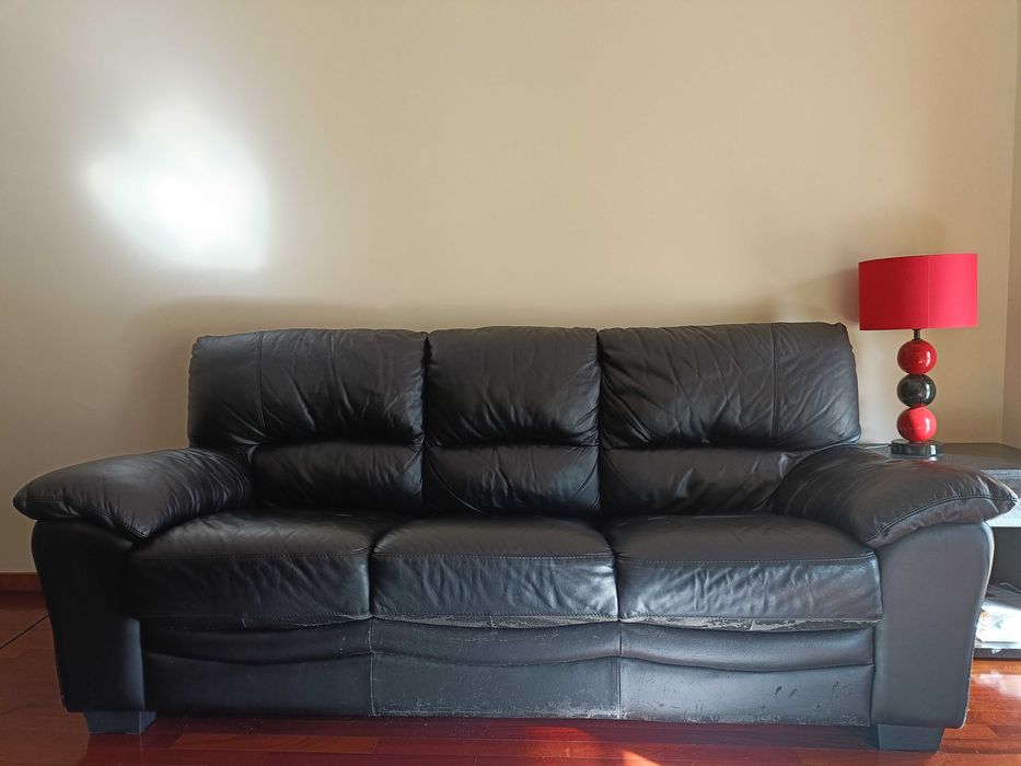 Sofá preto 3 lugares em pele