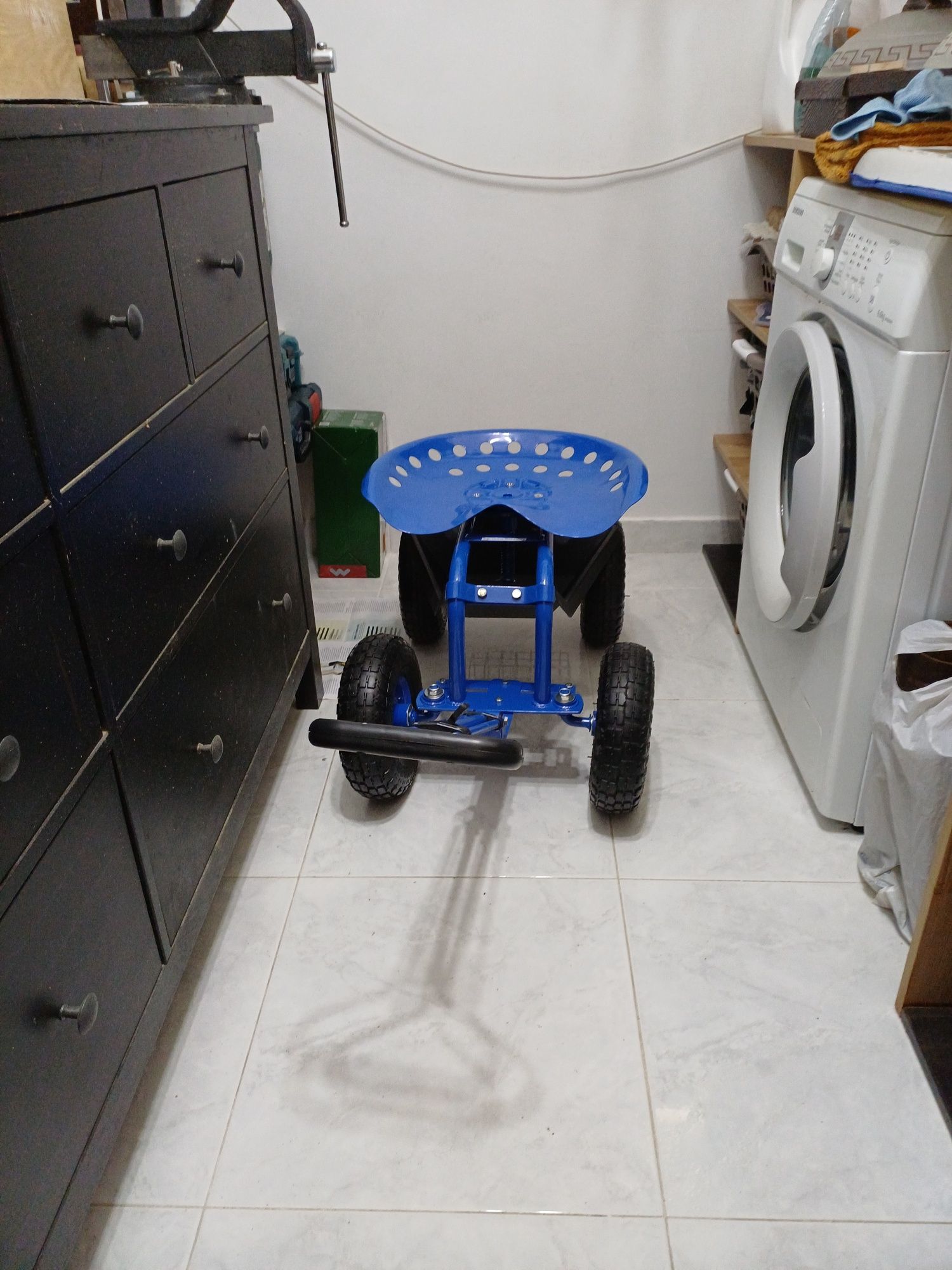 Carro de jardim e banco de trabalho