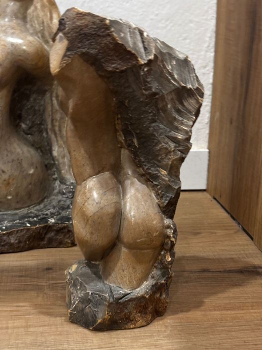 Duas estátuas em mármore 
Mulher grávida e busto de homem