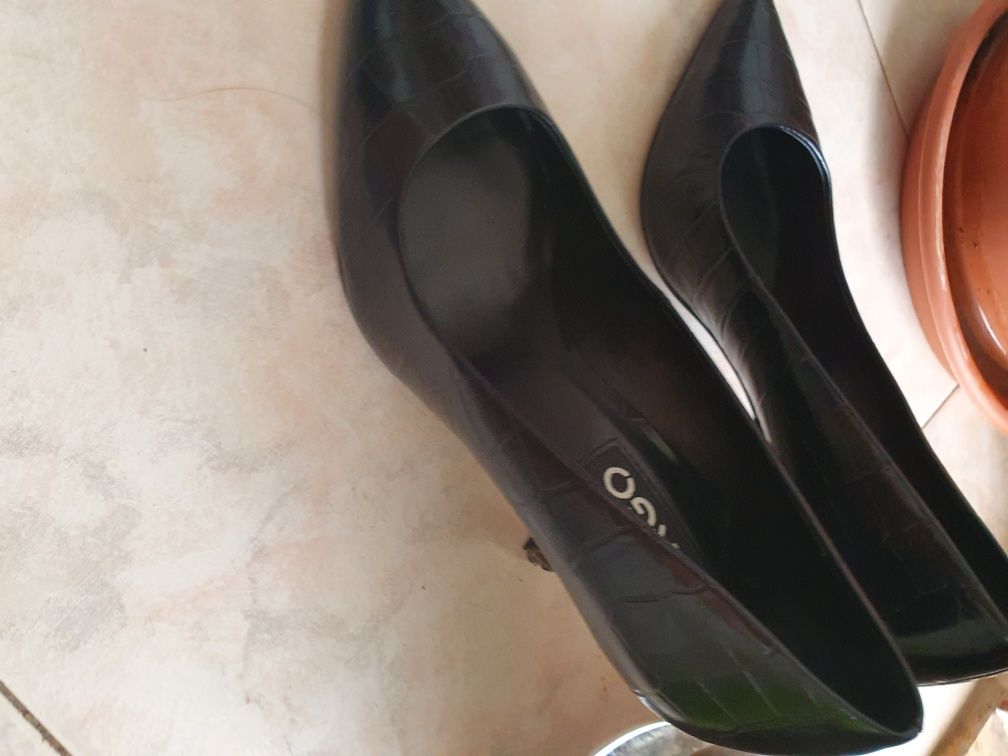 Sapatos pretos Mango