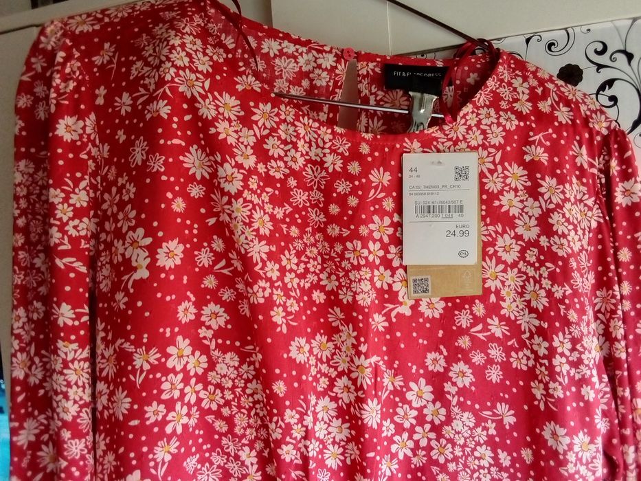 Vestido preto e branco e azul com flores vermelhas e vermelho