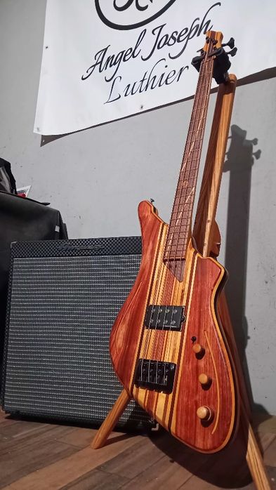 Baixo de luthier e amplificador.