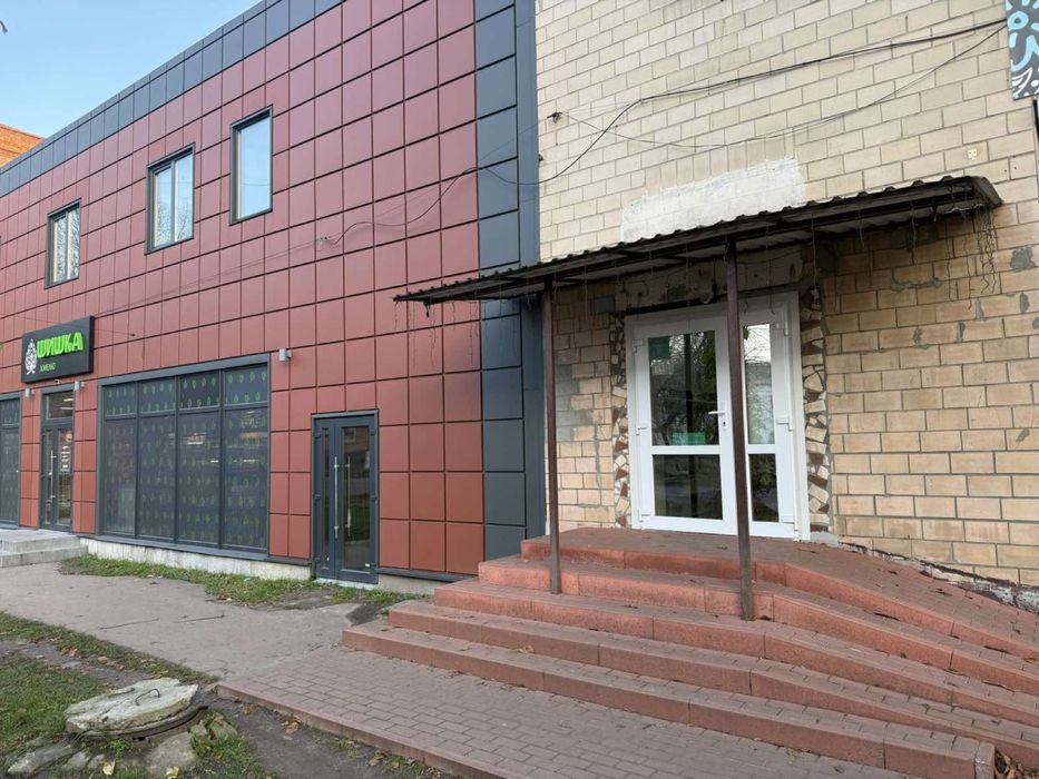 Здається в оренду фасадне торгове приміщення, вул. Вокзальна — 140 м²