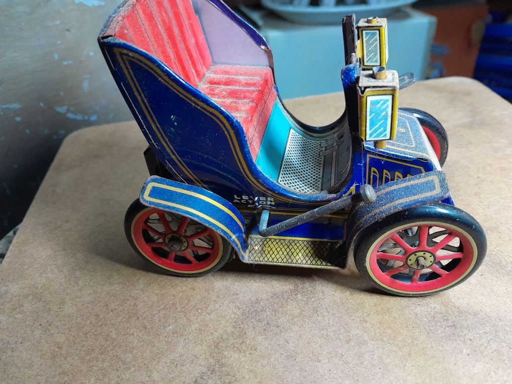 Antigo carrinho de lata a corda modern toys