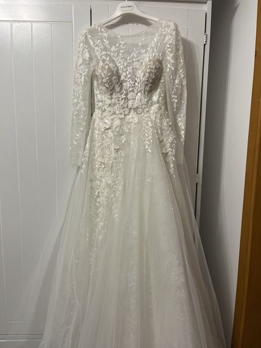 Довга весільна сукня
