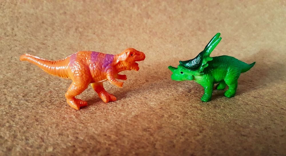 Conjunto 2 Figuras Dinossauros em Miniatura T-Rex e Chasmossauro PVC