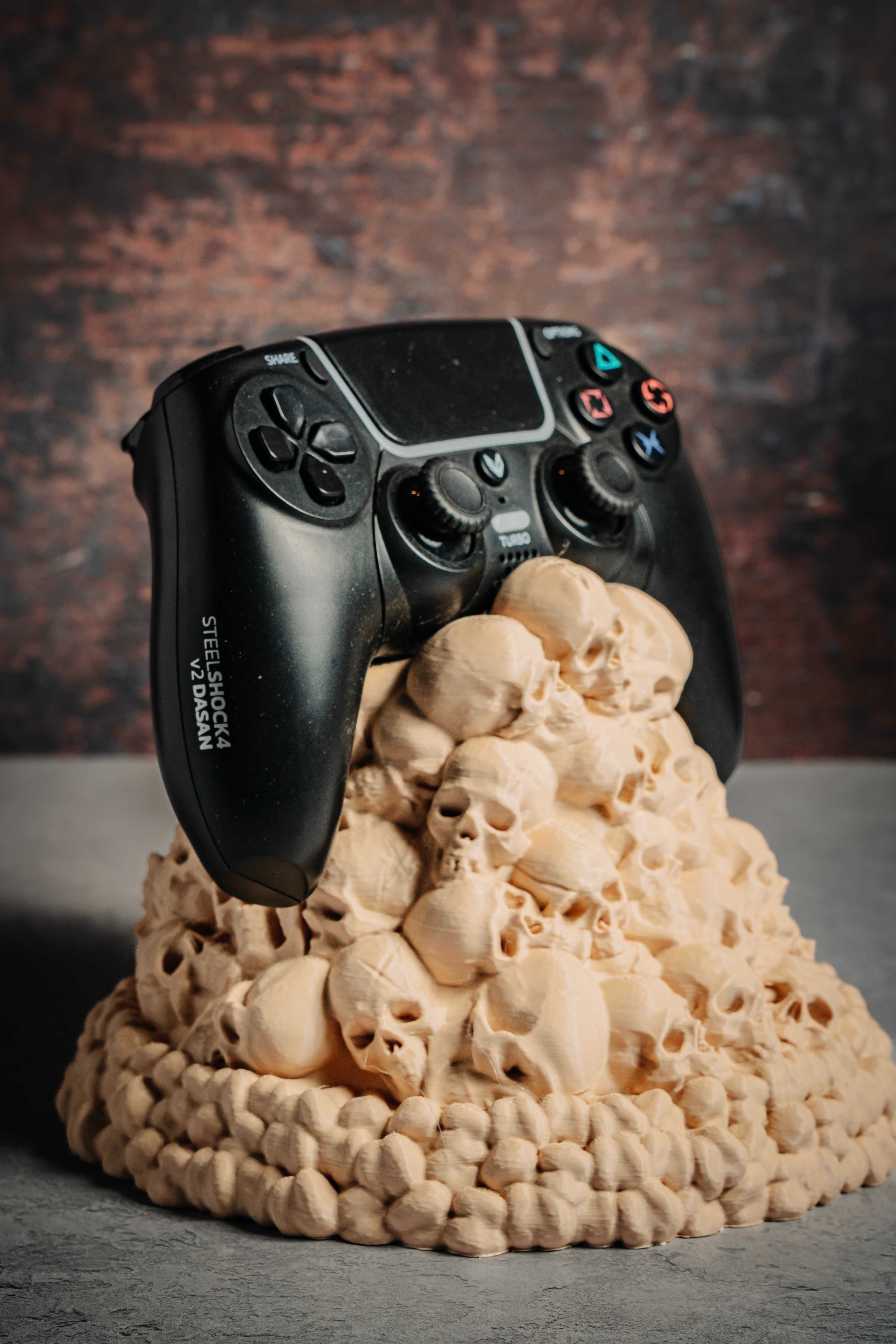 Podstawka na pada - sterta czaszek PS4 PS5 XBox