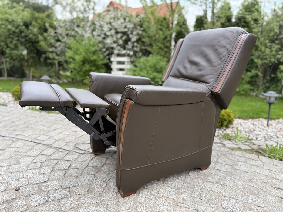 fotel z funkcją relax rozkładany relaksacyjny TV brązowa skóra pilot