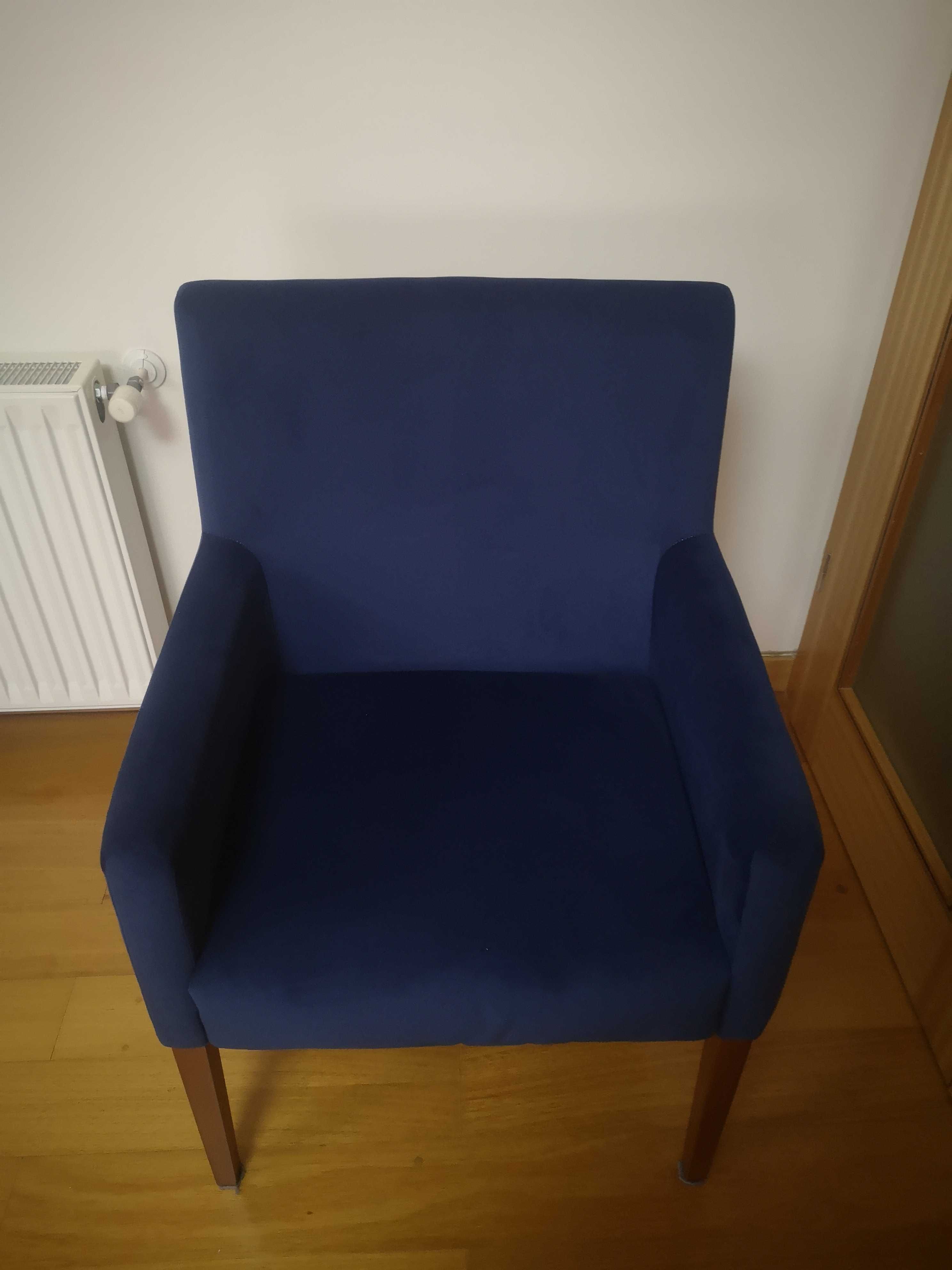 Cadeira em tecido azul