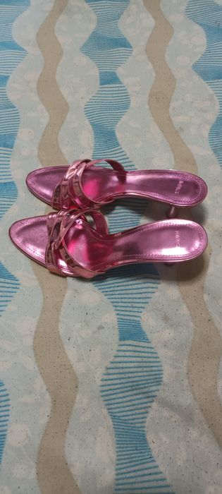 Vendo sandálias de salto alto novas da marca Mango