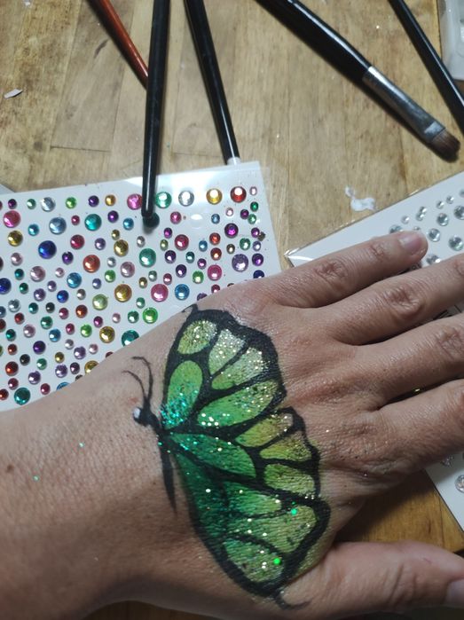 Animação - Pinturas faciais e Néon, Balões, Tatuagens glitter, brindes