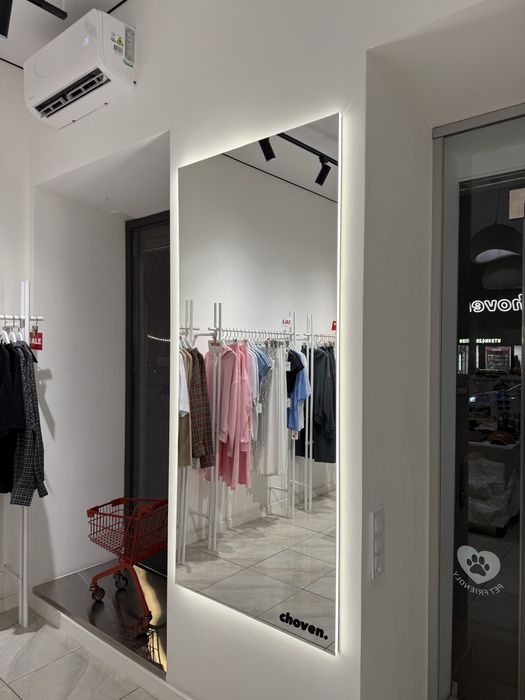 Настінне дзеркало з підсвіткою