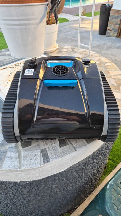 Robot limpa fundo de piscinas, chão e paredes em muito bom estado.