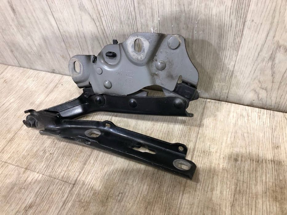 Петля капота левая Audi A3 (2012-2020 г.) кріплення капоту 8V0823301