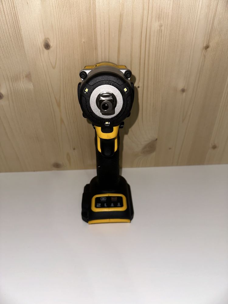 Компактний ударний гайковерт Dewalt DCF922-QW 18 B