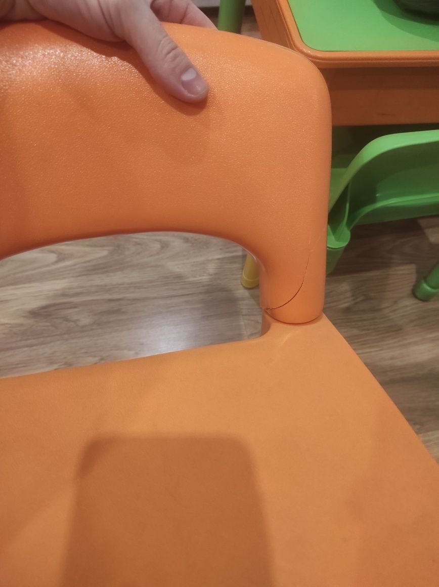 Stolik plus dwa krzesełka