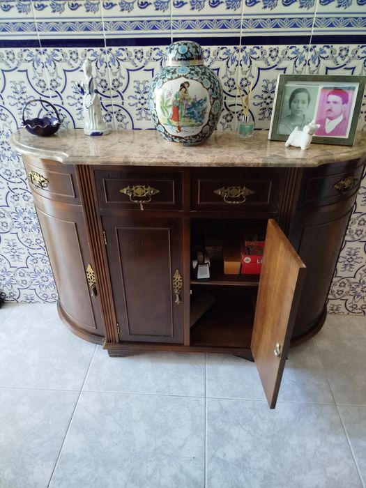 Sapateira em madeira com tampo em pedra mármore