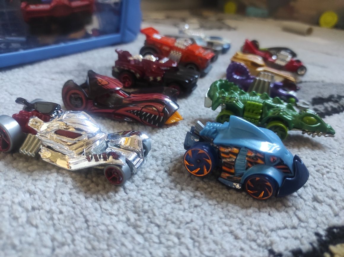 12 Hot Wheels w 4 seriach