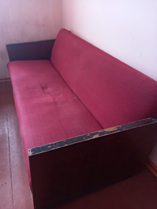 Диван червоного кольору