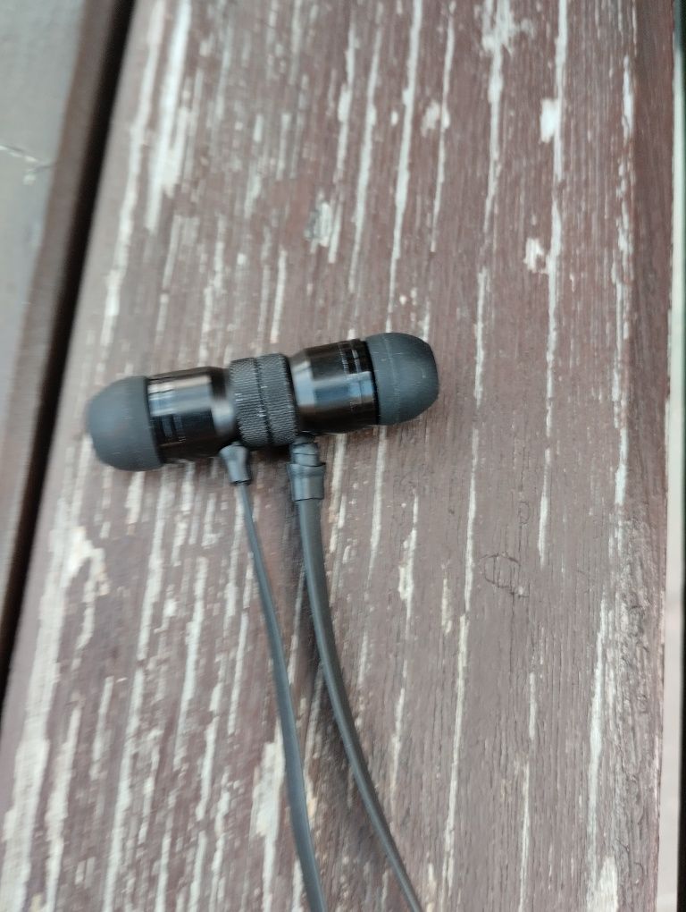 Nowe słuchawki douszne z mikrofonem i kablem usb