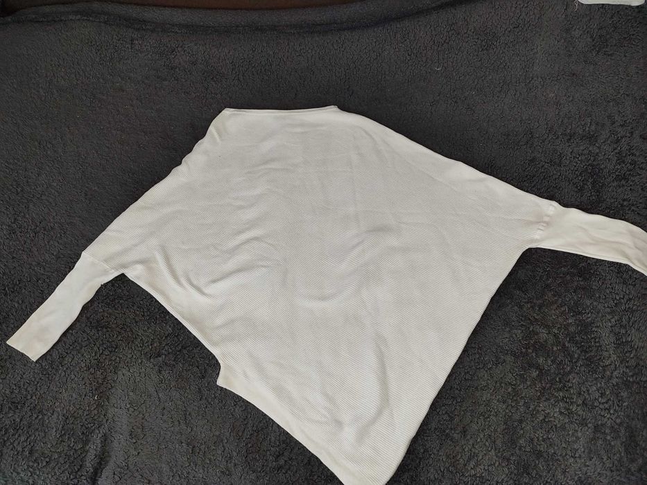 Красивая белая кофта