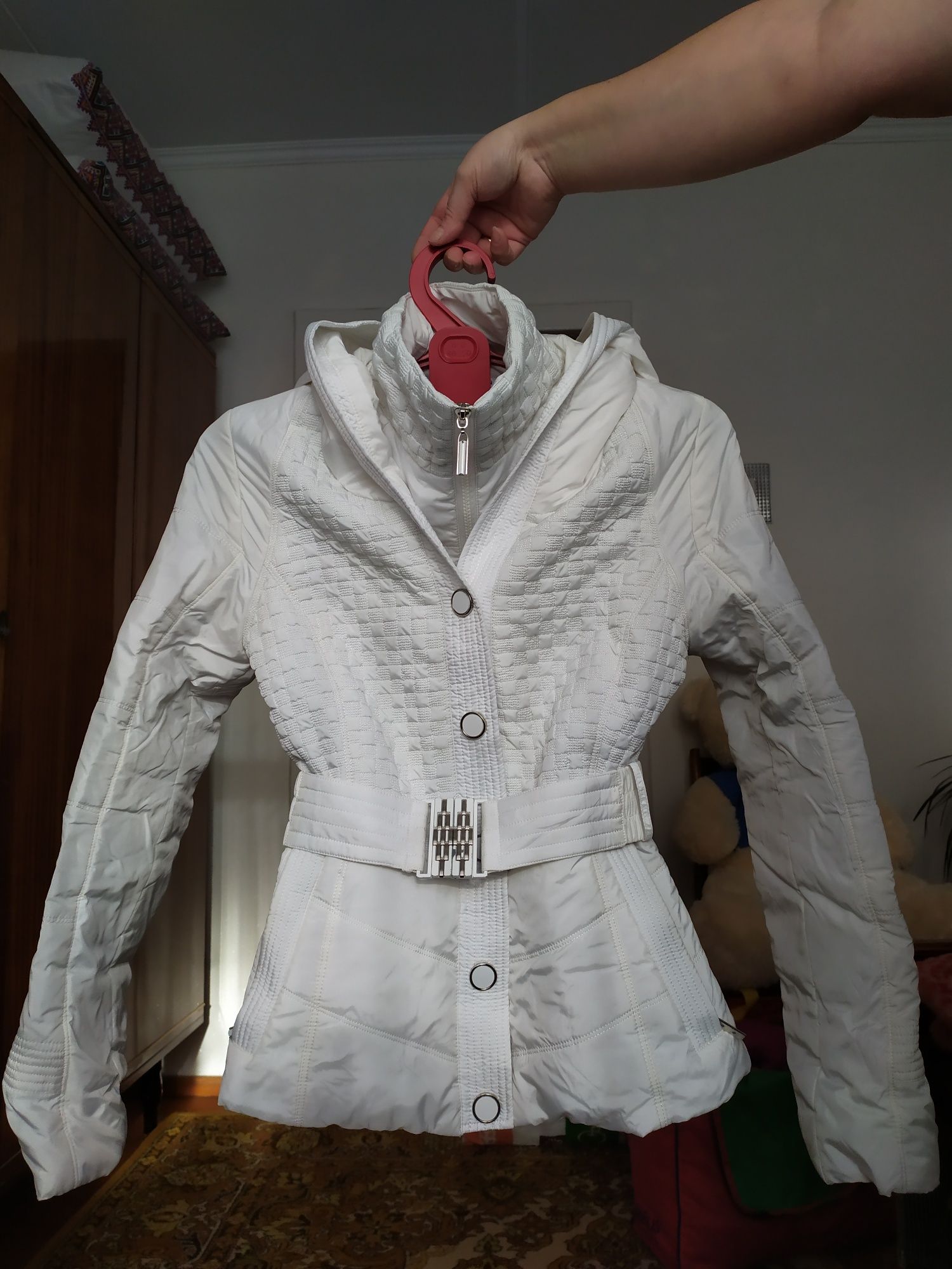 Біла куртка для дівчини
