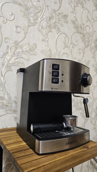 Ріжкова кавоварка Ardesto YCM-E1600.