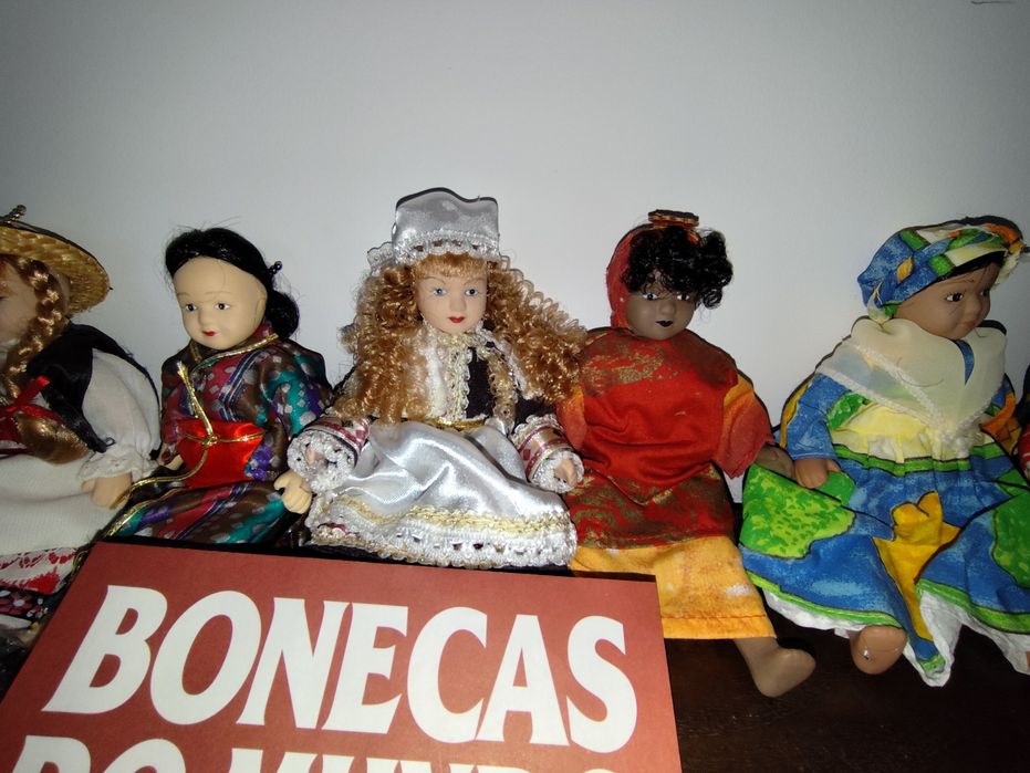 Coleção de bonecas do mundo em porcelana.