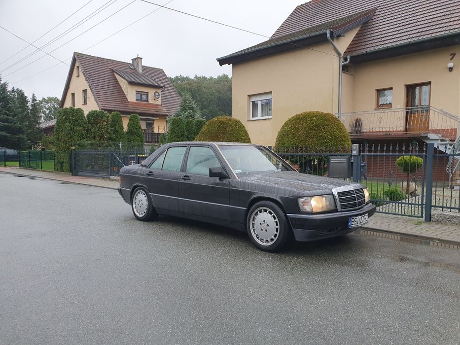 Sprzedam Mercedes 190 2.6 benzyna, automat, po remoncie blacharskim