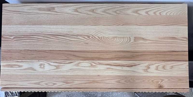 Komoda z drewna jesionowego Louis z 3 ryflowanymi szufladami 100x48x75