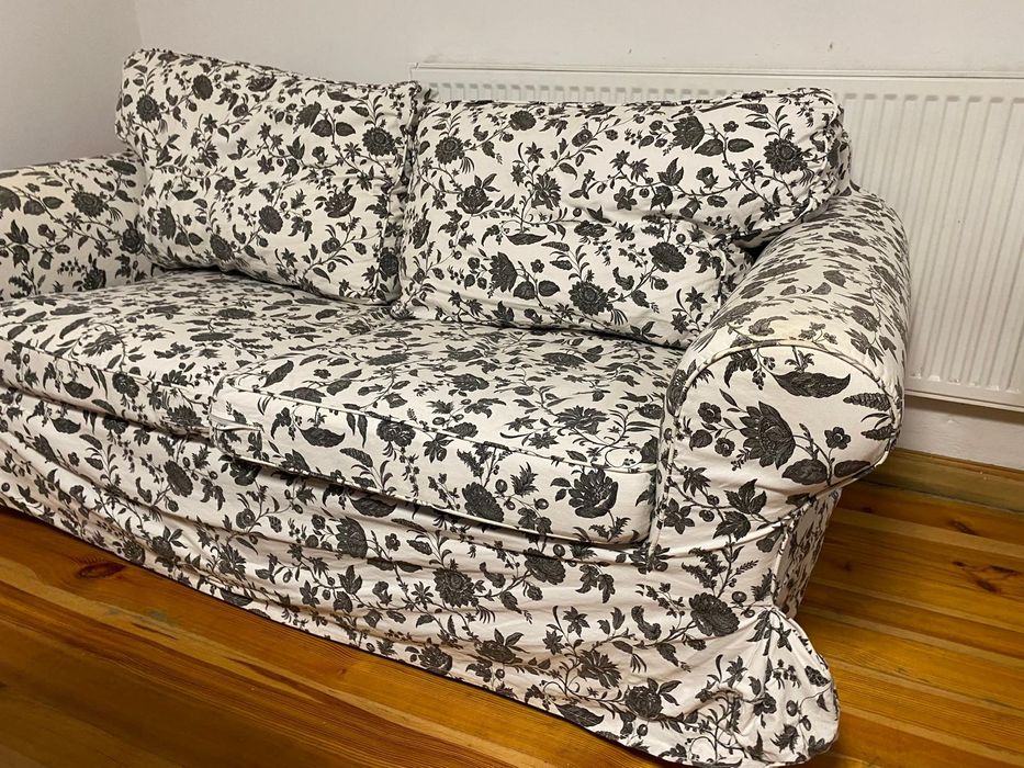 Sofa dwuosobowa z poduchami