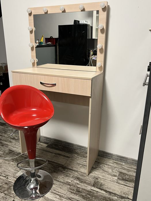 Візажне дзеркало і барний стілець, гримерне дзеркало