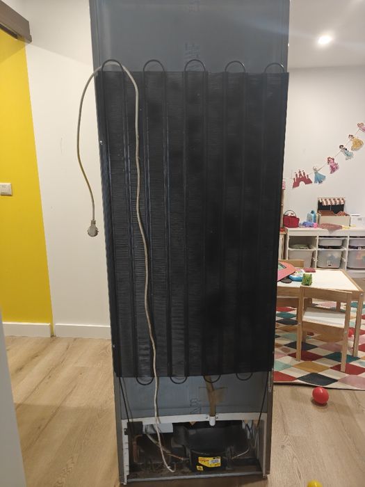 Arca Congeladora Vertical Ariston-Hotpoint  (Não funciona)