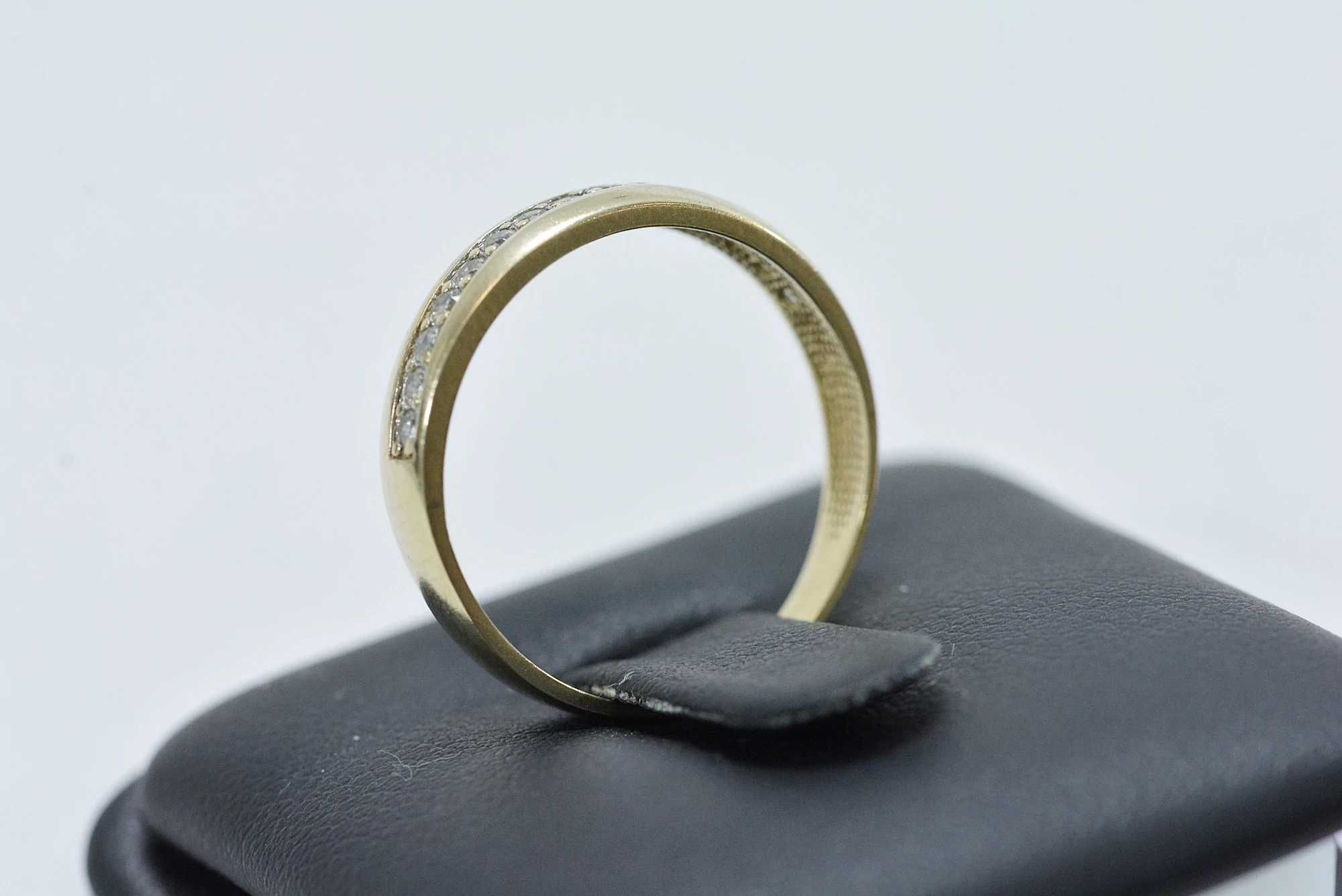 Wygodny pierścionek z cyrkoniami złoto 585 zl320