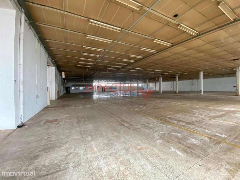 Armazém com possibilidade de ser arrendado apenas metade do armazém