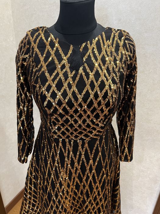 Вечірня блискуча жіноча сукня