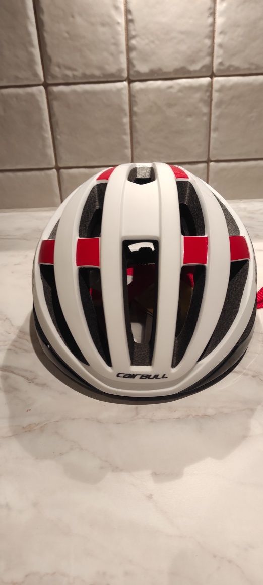 Kask rowerowy z oświetleniem