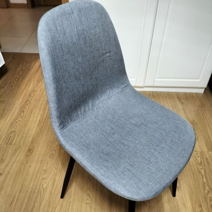 Cadeira de quarto cinza com capa branca amovível