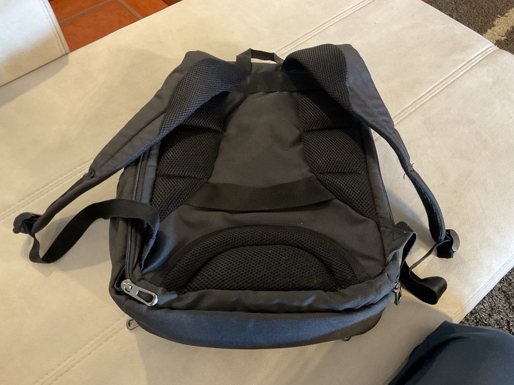 Mochila Preta para Portátil – Espaçosa, Vários Compartimentos