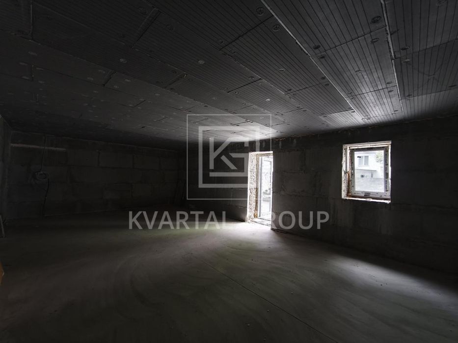 Продаж великого приміщення з окремим входом у заселеному комплексі