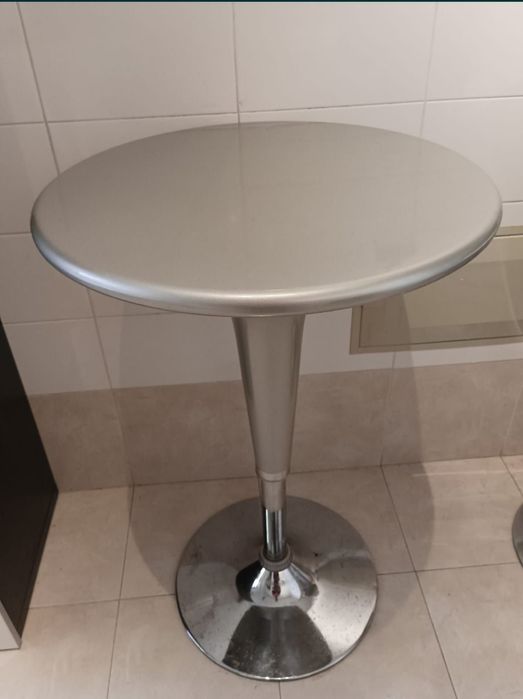 Mesa e duas cadeiras para bar ou refeições rápidas